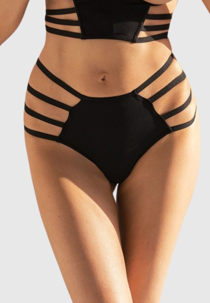 Czarny bikini z wieloma cienkimi paskami, o wysokim stanie. Gładka tekstura i umiarkowane krycie w dolnej części.