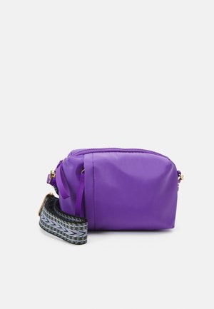 Bolso bandolera de nylon púrpura con una correa texturizada que presenta un patrón multicolor. Forma redondeada con cierre de cremallera y detalles en dorado.