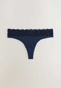 Tamnoplav gaćice sa šupljom čipkastom elastikom i glatkim materijalom, s minimalističkim dizajnom i bez dodatnih ukrasa.