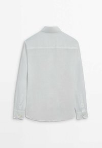 Vit långärmad skjorta, tillverkad av lätt tyg, med klassisk krage, knappmanschetter och rak bakre ok med en subtil glans.