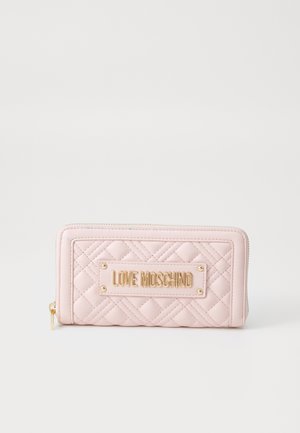 Portefeuille matelassé rose avec une plaque en métal doré "LOVE MOSCHINO", fermeture éclair et surface texturée avec un motif en losange.