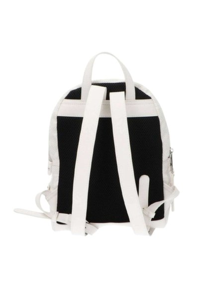 Zaino bianco e nero con un retro in tessuto nero testurizzato, spallacci bianchi, forma arrotondata e una tasca con zip su un lato.