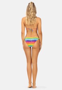 Wielokolorowy bikini z wiązanym topem w falowany wzór w odcieniach niebieskiego, zielonego, żółtego i różowego. Dół jest w stylu niskim.