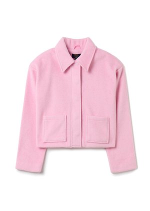 Chaqueta de forro polar corta de color rosa con cuello puntiagudo, cierre frontal de botones y dos bolsillos abiertos en el pecho. Textura suave y diseño estructurado.