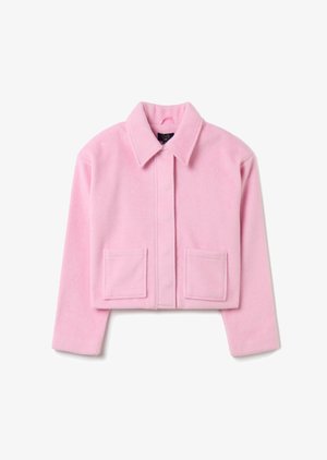 Chaqueta de forro polar corta de color rosa con cuello puntiagudo, cierre frontal de botones y dos bolsillos abiertos en el pecho. Textura suave y diseño estructurado.