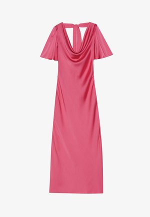 Robe en satin rose avec un décolleté drapé, des manches courtes flottantes et un dos en forme de trou de serrure. Texture lisse avec une silhouette ajustée.