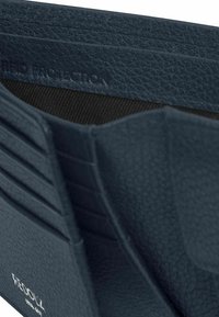 Portafoglio in pelle blu con multiple fessure per carte, superficie testurizzata, etichetta di protezione RFID e foderatura nera liscia. Design compatto.