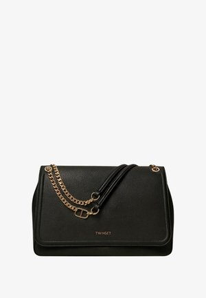 Borsa a mano in ecopelle nera con forma strutturata. Presenta dettagli in catena e tracolla color oro, logo in rilievo e finitura liscia e testurizzata.