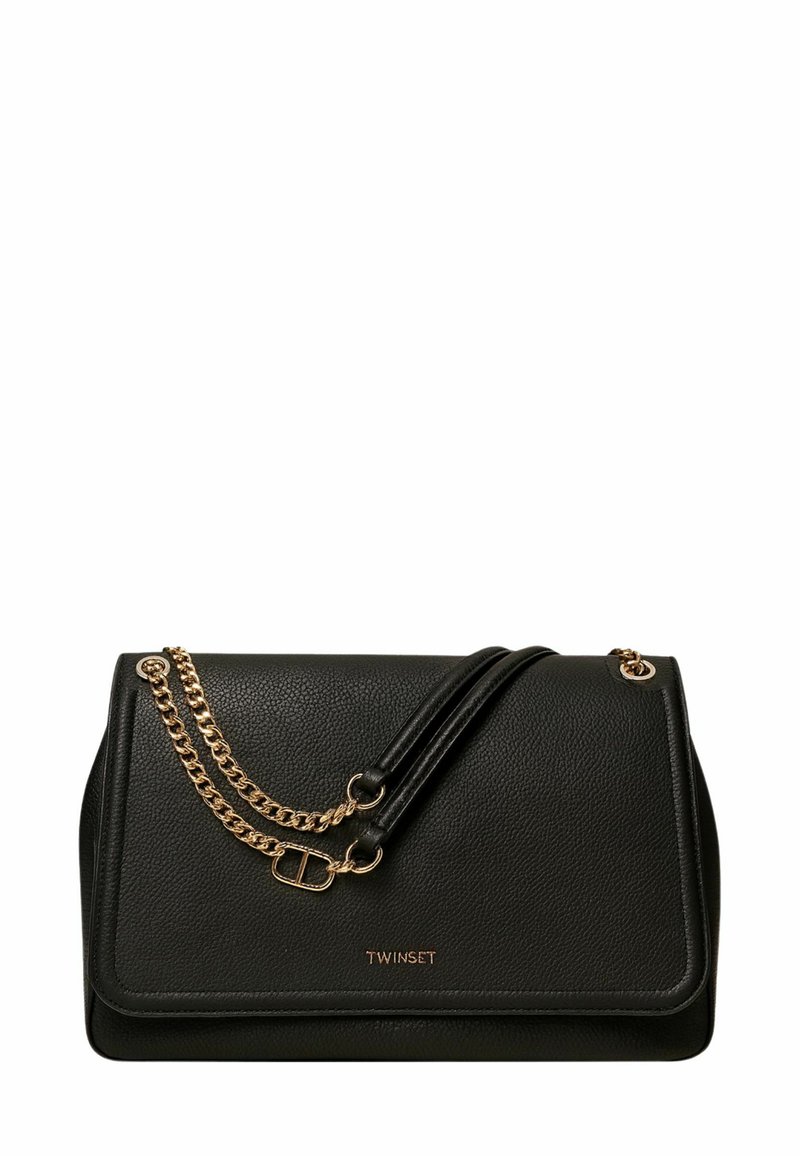 Borsa a mano in ecopelle nera con forma strutturata. Presenta dettagli in catena e tracolla color oro, logo in rilievo e finitura liscia e testurizzata.