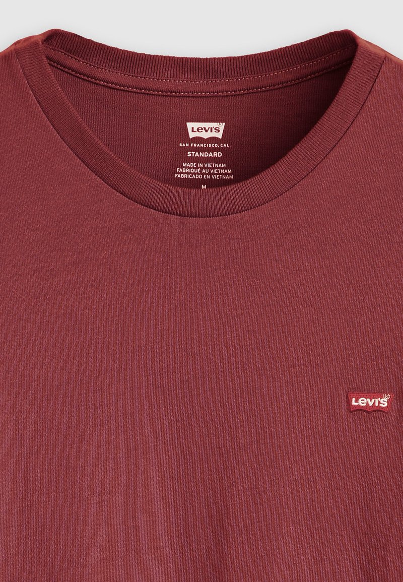 Rode katoenen T-shirt met korte mouwen en een ronde hals. Voorzien van een klein rood Levi's logo label op de linkerborst. Structuurstof.