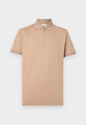 Beige poloshirt met korte mouwen, halve ritssluiting, en een gestructureerde kraag en manchetten, plat gelegd op een witte achtergrond.