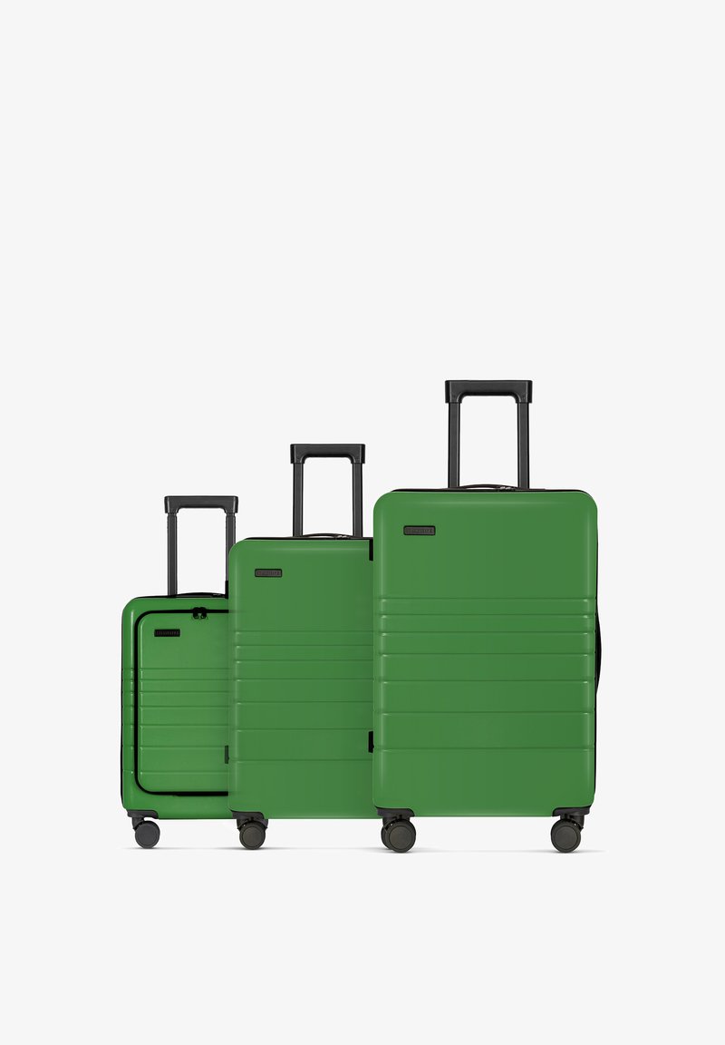 Drei grüne Hartschalenkoffer in unterschiedlichen Größen mit glatten Oberflächen, schwarzen ausziehbaren Griffen und jeweils vier Rollen.