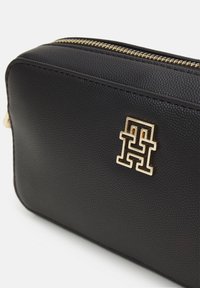 Tommy Hilfiger TIMELESS CHAIN CAMERA BAG - Cross body bag - black