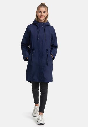 Parka navy imperméable avec capuche, taille ajustable par cordon, fermeture éclair à l'avant et bouton pression. Comprend des poches latérales et une coupe décontractée.