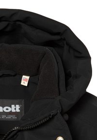 Chaqueta negra con capucha que cuenta con un forro interior suave, cierre frontal con cremallera, y etiqueta con la bandera de EE. UU. Realzada con botones a presión y textura de tela.