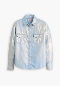 Camicia in denim blu chiaro con un riflesso metallico, dotata di chiusura a bottoni, colletto a punta e due tasche sul petto con pattina.