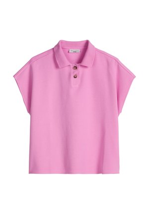 Roze polo met korte mouwen, een kraag en twee bruine knopen, plat gelegd op een witte achtergrond.