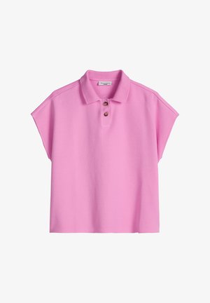 Roze polo met korte mouwen, een kraag en twee bruine knopen, plat gelegd op een witte achtergrond.