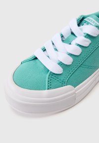 Converse CRUISE UNISEX - Sneakers basse - archive sea green/white