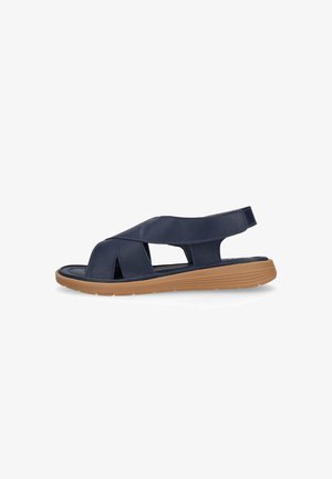 Sandalo in pelle blu navy con cinturini incrociati, punta aperta, cinturino posteriore e suola in gomma marrone chiaro mostrato di profilo.
