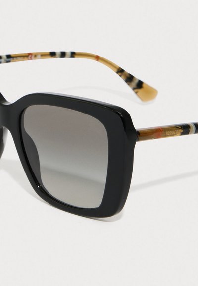 Melni pārlielie saulesbrilles ar pelēkiem stikliem, ar spīdīgu rāmi un bruņurupuču raksta tempļiem. "Burberry" iegravēts uz aparatūras.