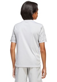 Grijze sportshirt gemaakt van lichtgewicht materiaal, met korte mouwen en gestructureerde patronen op de schouders. Geschikt voor sportactiviteiten.