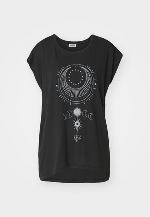 Mustmust särk, millel on lahti lõige, hõbedase taevakehi kujutava graafilise disainiga kuude ja tähtedega, pehme tekstuur ja ümmargune kaelus.