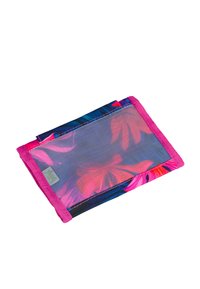Busta in mesh trasparente con un vivace design floreale in tonalità di rosa e blu. Bordo e cuciture in tessuto rosa, forma rettangolare.