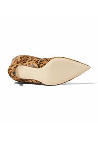 Leopardprint puntige hak met een gladde beige zool en een lage kittenheel. Heeft een slanke silhouette en glanzende afwerking.