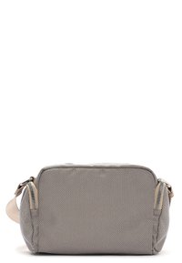 Rechteckige Kulturbeutel aus beigem und grauem strukturiertem Stoff mit Reißverschluss und beigem verstellbarem Seitenriemen auf weißem Hintergrund.