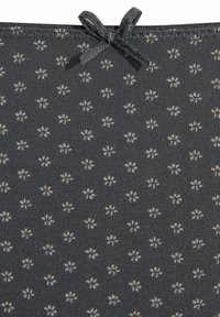 Tmavě šedá látka se vzory malých bílých květin, zakončená stříbrnou mašlí nahoře. Texturovaný povrch s vroubkovaným designem.