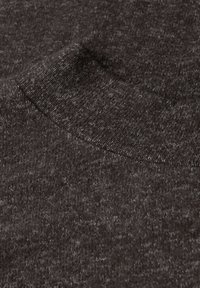 Tessuto a maglia grigio che mostra un primo piano di una superficie morbida e testurizzata con un colletto morbido e sottili variazioni di colore.