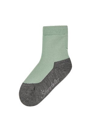 Grüne und graue Baumwollsocke mit weicher Textur, geripptem Bund und grauen Zehen- und Fersenakzenten. Mit einem auf die Seite gedruckten Logo.