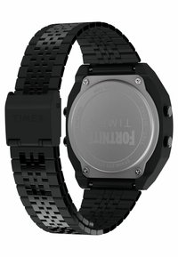 Schwarze Digitaluhr mit strukturiertem Gliedband, achteckigem Gehäuse und Edelstahlrücken. Verfügt über drei Tasten und einen sicheren Verschluss.