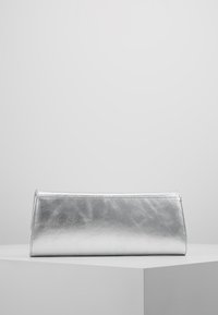 Zilveren metalen clutch met een gladde, glanzende oppervlakte, rechthoekige vorm en minimalistisch ontwerp. Geen zichtbare hardware of patronen.