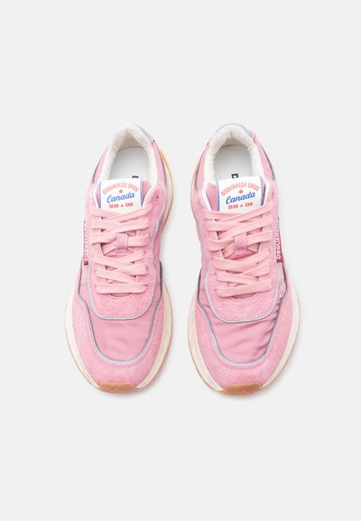 Paire de baskets en daim rose et tissu avec semelles blanches, marquage "Dsquared2 Bros Canada Dean & Dan" sur la languette et le côté.