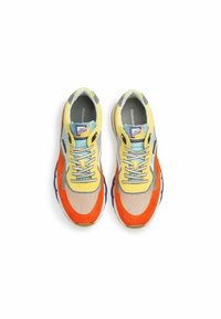 Värikäs urheilukengät, joissa on verkkokangas- ja mokkanahkapinta keltaisena, harmaana ja oranssina sinisten yksityiskohtien kanssa, tekstuuriset nauhat ja logotieto.