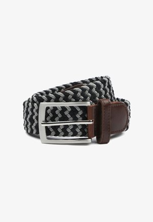 Geweven riem in zwart en grijs met een gevlochten ontwerp. Voorzien van een zilverkleurige metalen gesp en bruine leren accenten voor de sluiting.