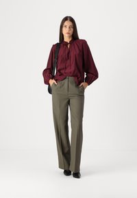 Modström GALE PANTS - Pantaloni - warm gray