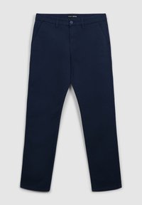 Chinos blu navy con taglio dritto. Presentano tasche laterali, chiusura a bottone e una texture in cotone liscia.