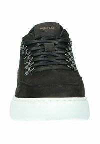Zwarte suède sneaker met metalen oogjes, zwarte veters en een witte rubberen zool. Beschikt over een minimalistisch ontwerp en een gevoerde kraag voor comfort.