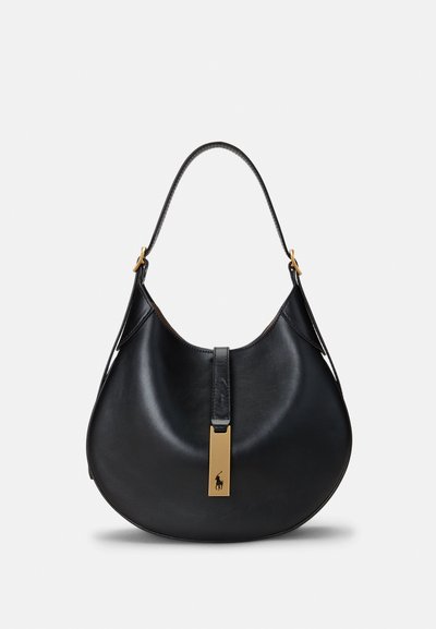 Bolso de hombro de cuero negro con una forma curva, con detalles en hardware dorado y un acento con el logo de la marca en la parte frontal.