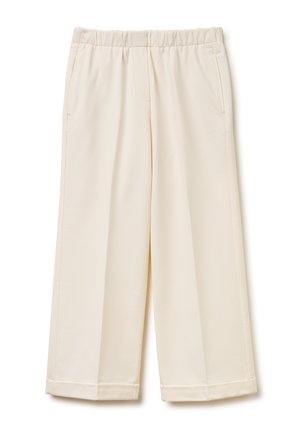 Kremowe spodnie o szerokich nogawkach z elastycznym pasem, bocznymi kieszeniami i mankietami u dołu, zaprezentowane na płasko na białym tle.