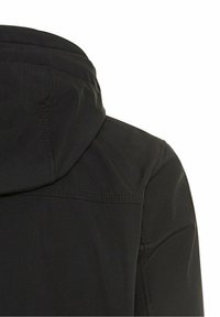Schwarze Softshelljacke mit Kapuze, schlankem Design und subtilen Steppnähten. Das Material wirkt glatt und wetterbeständig.