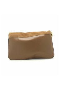 Clutch marrone in pelle con parte superiore in suede, caratterizzata da un design ondulato, zip in metallo dorato e una texture liscia. Forma rettangolare compatta.