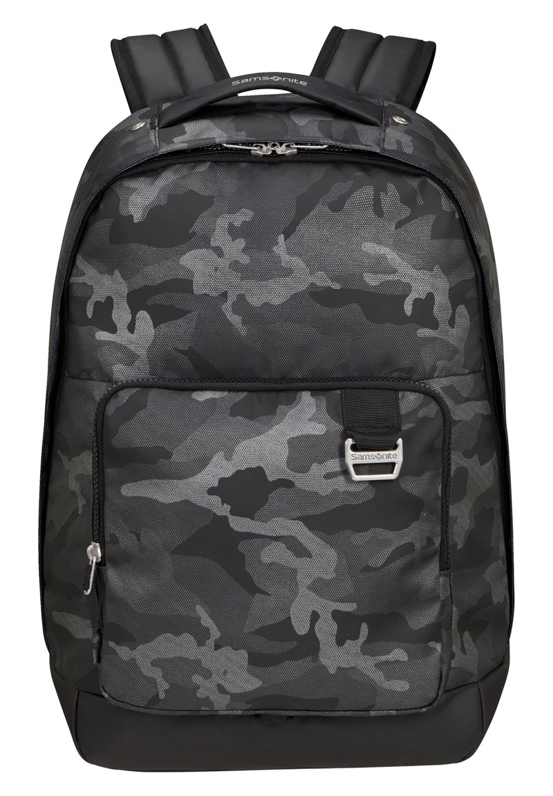 Zwarte en grijze camouflage-gepatenteerde rugzak met gevoerde schouderbanden, voorzak met rits, handvat aan de bovenkant en metalen logo-tag van Samsonite.