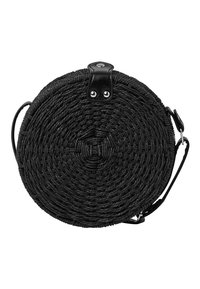 Borsa nera rotonda intrecciata con superficie testurizzata, dotata di una tracolla in pelle nera e un design circolare. Accenti in metallo vicino alla chiusura.