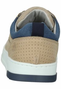 Beige Sneaker mit strukturiertem Obermaterial, blauer Stoffkragen, Perforationen an den Seiten und weißer Sohle mit marineblauen Akzenten. Die Rückansicht hebt die Nähte hervor.