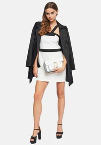 Gaudi Jeans CORTO - Etui-jurk - bianco