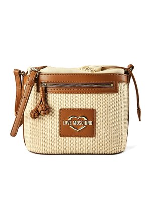 Sac bandoulière tressé beige avec garniture en cuir marron, poche zippée avant, sangle réglable et logo doré "Love Moschino" avec détail en forme de cœur.